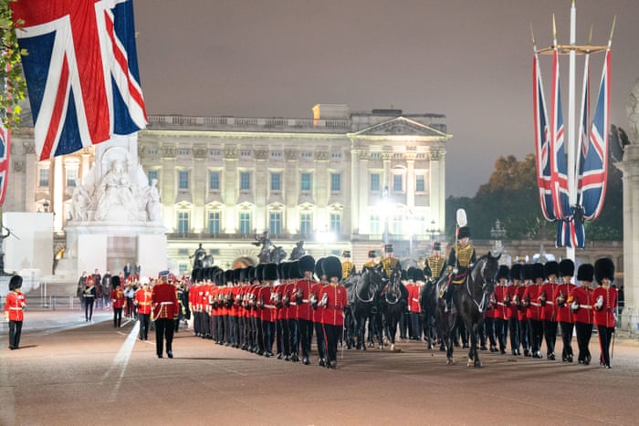 El martes por la mañana temprano se llevará a cabo un ensayo para la procesión del ataúd de la reina Isabel frente al Palacio de Buckingham.
