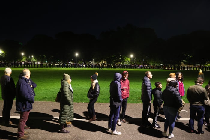La gente hace cola en Meadows.