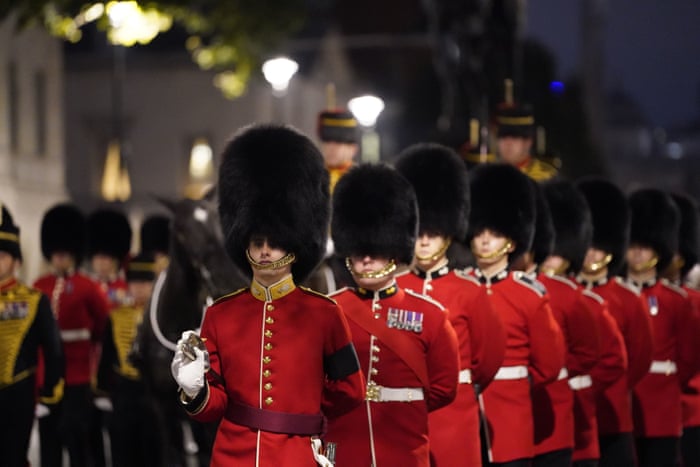 Los guardias ensayan para el funeral.