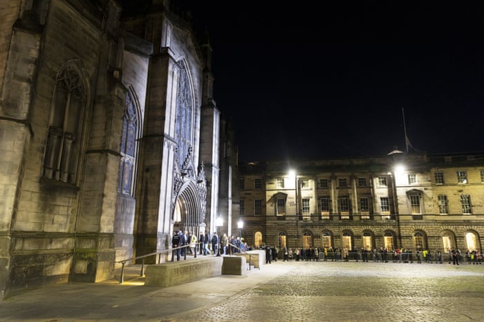 La gente entra a St Giles por la Puerta Oeste.
