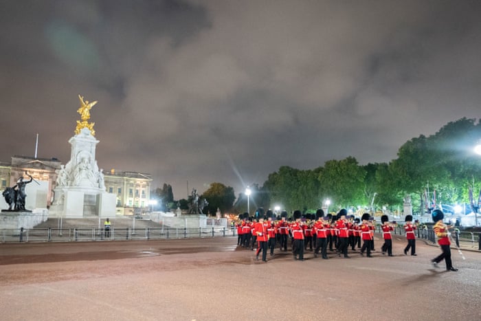 La Guardia del Rey practica para la procesión fúnebre frente al Palacio de Buckingham el martes por la mañana.