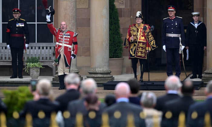 El rey de armas de Norroy y Ulster lee la proclamación del rey Carlos III en el castillo de Hillsborough el domingo.