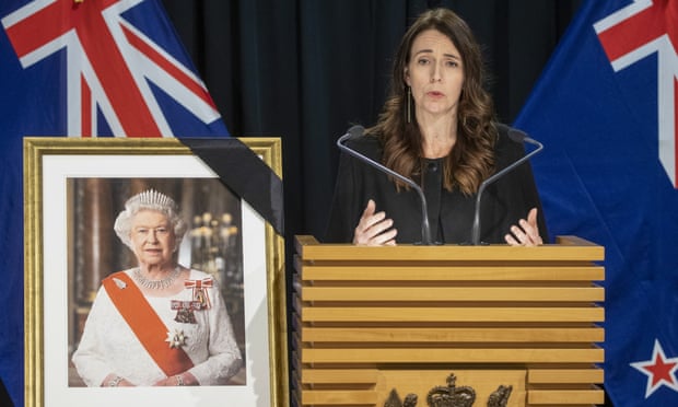 Jacinda Ardern en una rueda de prensa tras el anuncio de la muerte de la Reina.