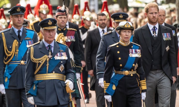 El rey Carlos y la princesa Ana, al frente, con el príncipe de Gales y el príncipe Harry detrás, durante la procesión en The Mall en Londres