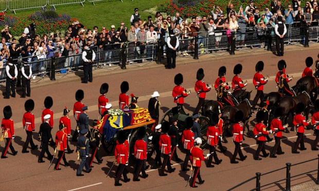 El ataúd de la reina, tirado por una carroza de artillería a caballo real de la tropa del rey, se mueve a lo largo de The Mall durante la procesión hacia el Palacio de Westminster, Londres