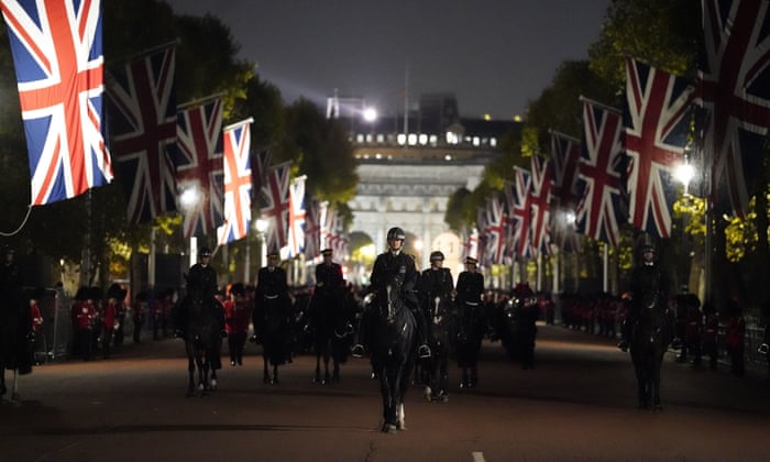 Un ensayo matutino para el funeral de la reina Isabel II en Londres, antes de su funeral el lunes.