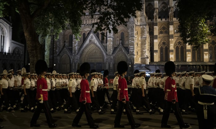 Guardias y soldados de la Royal Navy participan en un ensayo del cortejo fúnebre de la reina Isabel II en Londres.  La reina descansará en el estado en Westminster Hall durante cuatro días completos antes de su funeral el lunes.