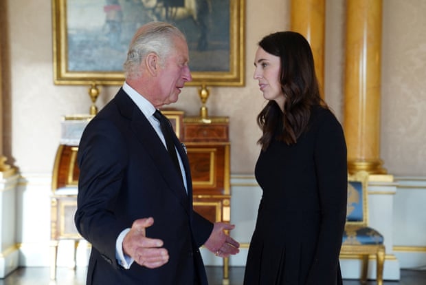 El rey Carlos III con la primera ministra de Nueva Zelanda, Jacinda Ardern.