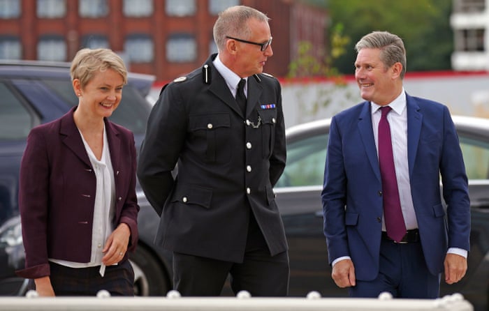 Keir Starmer y la secretaria del Interior en la sombra, Yvette Cooper, con el subjefe de policía en la sede de la policía de Merseyside, donde visitaron para agradecer a los oficiales por su trabajo en la Conferencia Laboral de esta semana.