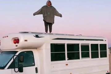 Compré un viejo autobús escolar barato en una subasta y lo convertí yo mismo