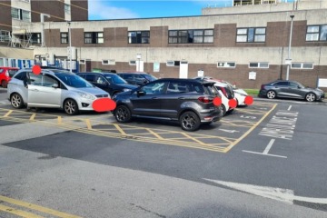 Soy paramédico, estoy harto de que la gente use los lugares de estacionamiento de ambulancias