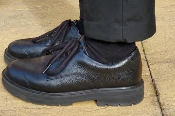 Expulsaron a mi hija de la escuela por usar los calcetines equivocados, estoy furioso