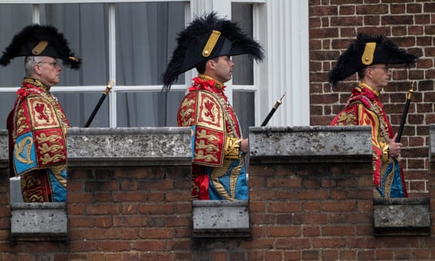 En el Palacio de St. James se proclama la muerte de la reina Isabel II y el ascenso al trono del rey Carlos III.