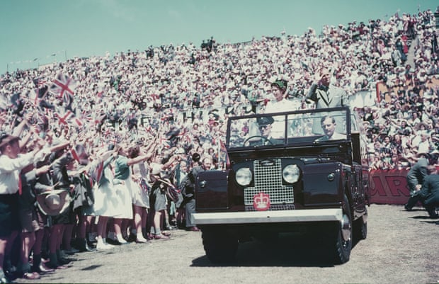 La reina Isabel II y el príncipe Felipe saludan a la multitud durante su visita de la Commonwealth a Australia en 1954.