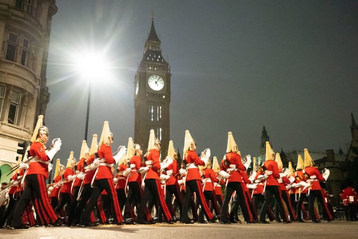 Los miembros de la Caballería de la Casa Real realizan un ensayo el martes por la mañana para la procesión del ataúd de la Reina.