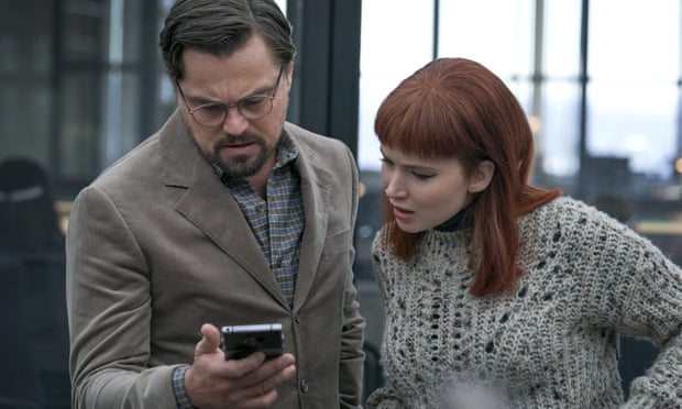 Leonardo DiCaprio y Jennifer Lawrence en Don't Look Up, la película de Netflix de 2021 sobre dos astrónomos que intentan advertir que un cometa que acaba con el planeta se dirige hacia la Tierra.
