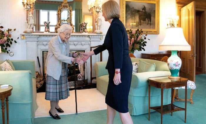 La Reina saludó a Liz Truss en una audiencia en la que invitó al recién elegido líder del Partido Conservador a convertirse en Primer Ministro y formar un nuevo gobierno, en el Castillo de Balmoral, Escocia, el martes.