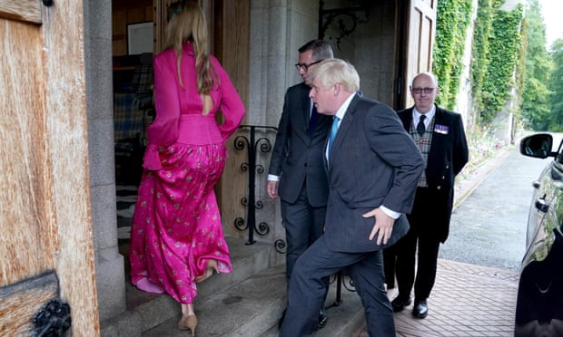 Boris y Carrie Johnson llegan al Castillo de Balmoral.
