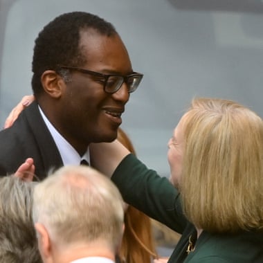 Liz Truss recibe a Kwasi Kwarteng con un abrazo en julio de 2022