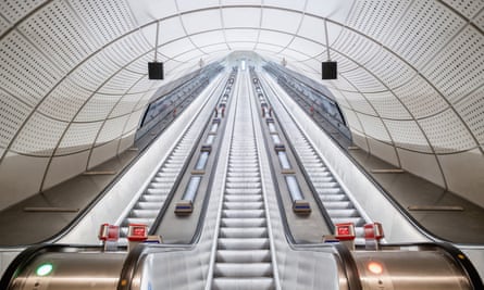 Escaleras mecánicas en la nueva estación de Bond Street.