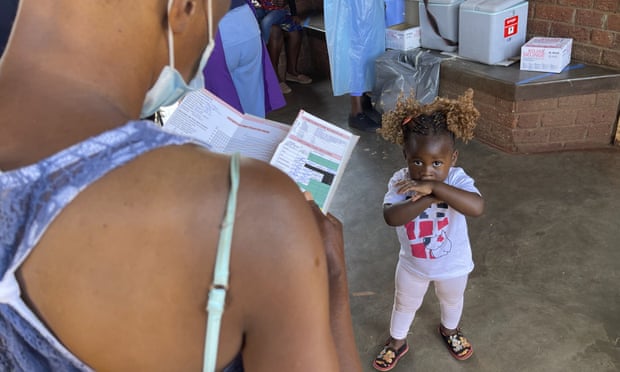 Un niño espera ser vacunado contra el sarampión en una clínica en Harare el 6 de septiembre.  Un brote de sarampión en Zimbabue que comenzó en abril mató a 698 niños, dijo el Ministerio de Salud.  El sarampión es una enfermedad altamente contagiosa pero se puede reducir a través de programas de vacunación infantil.