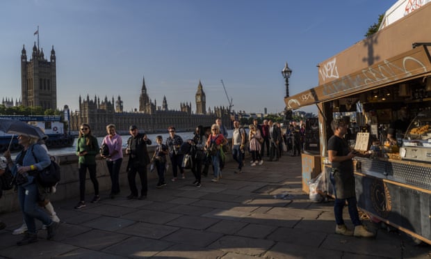 La gente hace cola en el South Bank para ver el ataúd de la reina en Westminster Hall, Londres