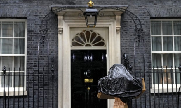 Micrófonos cubiertos en una bolsa de plástico mientras llovía afuera de Downing Street antes de la dirección de Truss.