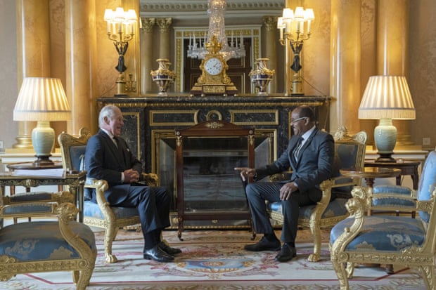 El Rey Carlos III recibe al Primer Ministro de Antigua y Barbuda, Gaston Browne, en la Sala 1844 del Palacio de Buckingham.
