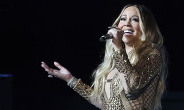 Mariah Carey canta en el escenario