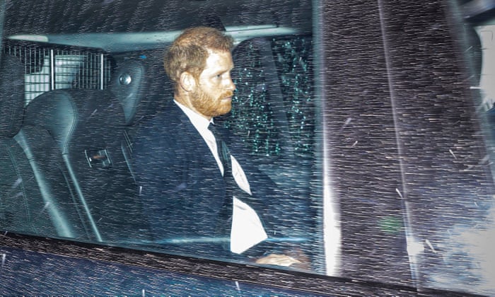 El príncipe Harry deja solo a Balmoral el viernes por la mañana poco después de las 8:00 a. m.