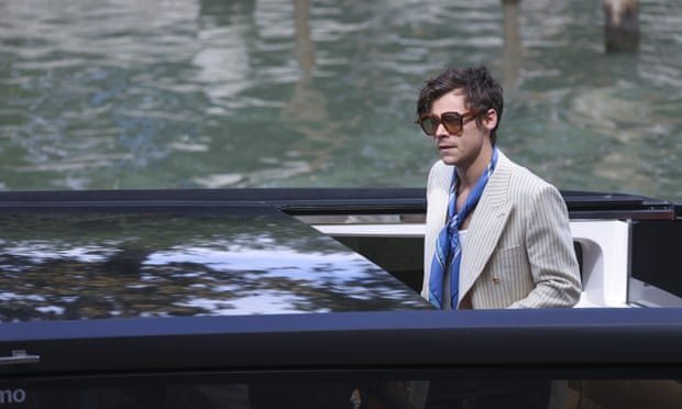 Harry Styles en un barco