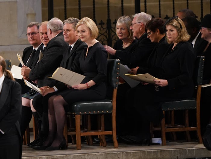 Liz Truss sentada en Westminster Hall esperando al Rey, junto a Keir Starmer, Ian Blackford (de espaldas a la cámara), Ed Davey y Jeffrey Donaldson.
