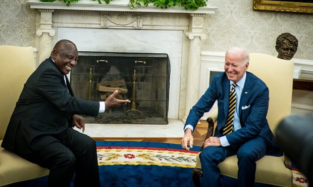 El presidente sudafricano Cyril Ramaphosa y Joe Biden de los Estados Unidos
