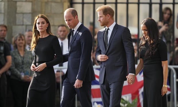 El Príncipe y la Princesa de Gales caminan junto al Príncipe Harry y Meghan, Duquesa de Sussex después de ver tributos florales para la Reina fuera del Castillo de Windsor el sábado.