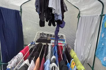 Mamá comparte la increíble forma en que ha estado secando la ropa sin secadora ni canastos molestos