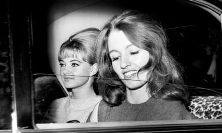 Christine Keeler (derecha) y Mandy Rice-Davies saliendo de Old Bailey después del final del primer día de audiencias en el juicio de Stephen Ward en 1963.
