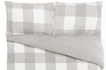Los compradores de Aldi se entusiasman con el acogedor juego de cama de lana de £ 35 