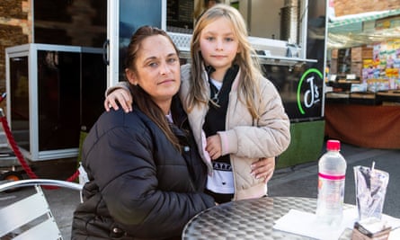 Shenna Eagle con su hija Sienna, de nueve años.  
