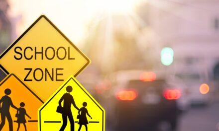 Millones de conductores están poniendo en riesgo a los niños, ya que uno de cada cinco admite haber pasado a toda velocidad por la escuela de sus hijos.