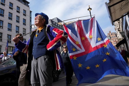 Un manifestante en Londres con una bandera mixta UE/Union Jack.