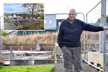 Nuestras casas están rodeadas por una JAULA después de que los constructores abandonaran toda una finca