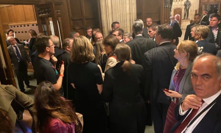 Diputados en el lobby de la División durante la votación sobre fracking.