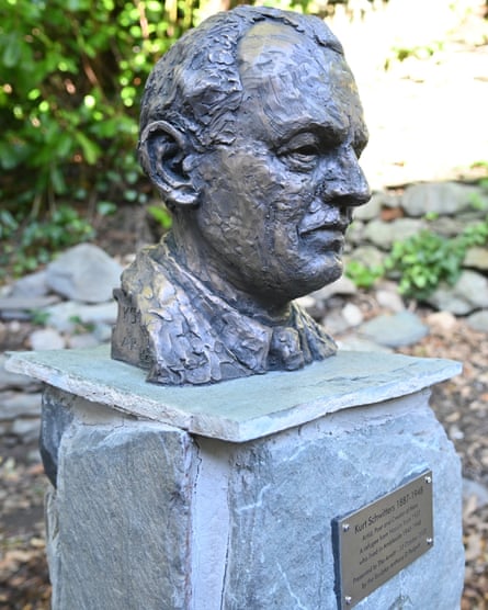 El nuevo busto de Kurt Schwitters en el jardín de Armitt en Ambleside.