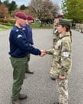 Pte Addy Carter recibe su boina granate de Maj Chris Braithwaithe