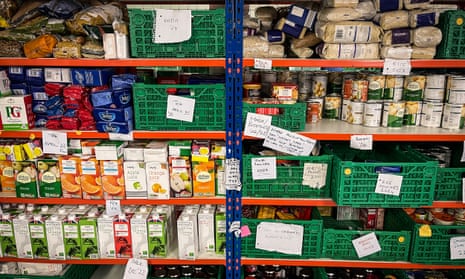 Alimentos donados en n estantes dentro de un banco de alimentos en Bristol.  Los bancos de alimentos se están quedando sin donaciones a medida que aumenta la demanda.