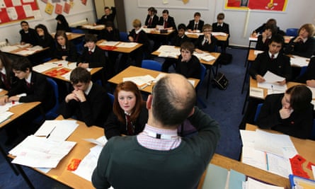 Un profesor y sus alumnos en un aula.