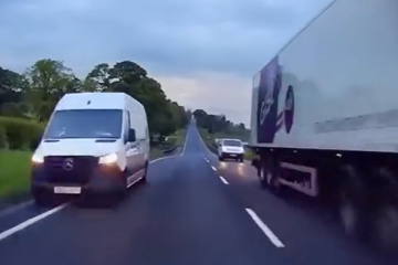 Mire el impactante momento en que una camioneta evita por poco una colisión frontal a alta velocidad