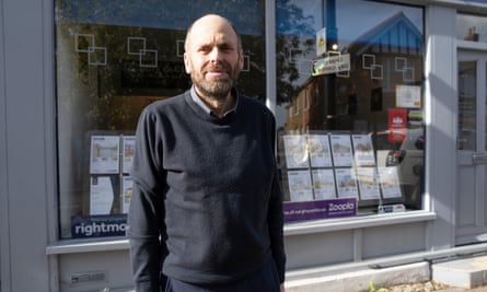 Michael Bazely de agentes inmobiliarios Bazely & Co en Shepperton. 