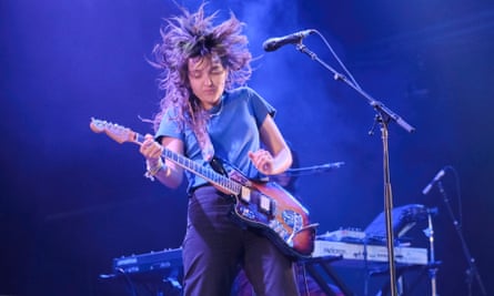 Courtney Barnett actúa en el escenario del parque en el Festival de Glastonbury de 2022.