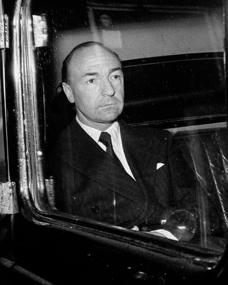 John Profumo, entonces Secretario de Estado para la Guerra, saliendo de su casa en Regent's Park en Londres en 1963.